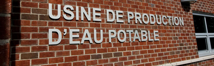 Bâtiment extérieur de l'usine de production d'eau potable à Magog