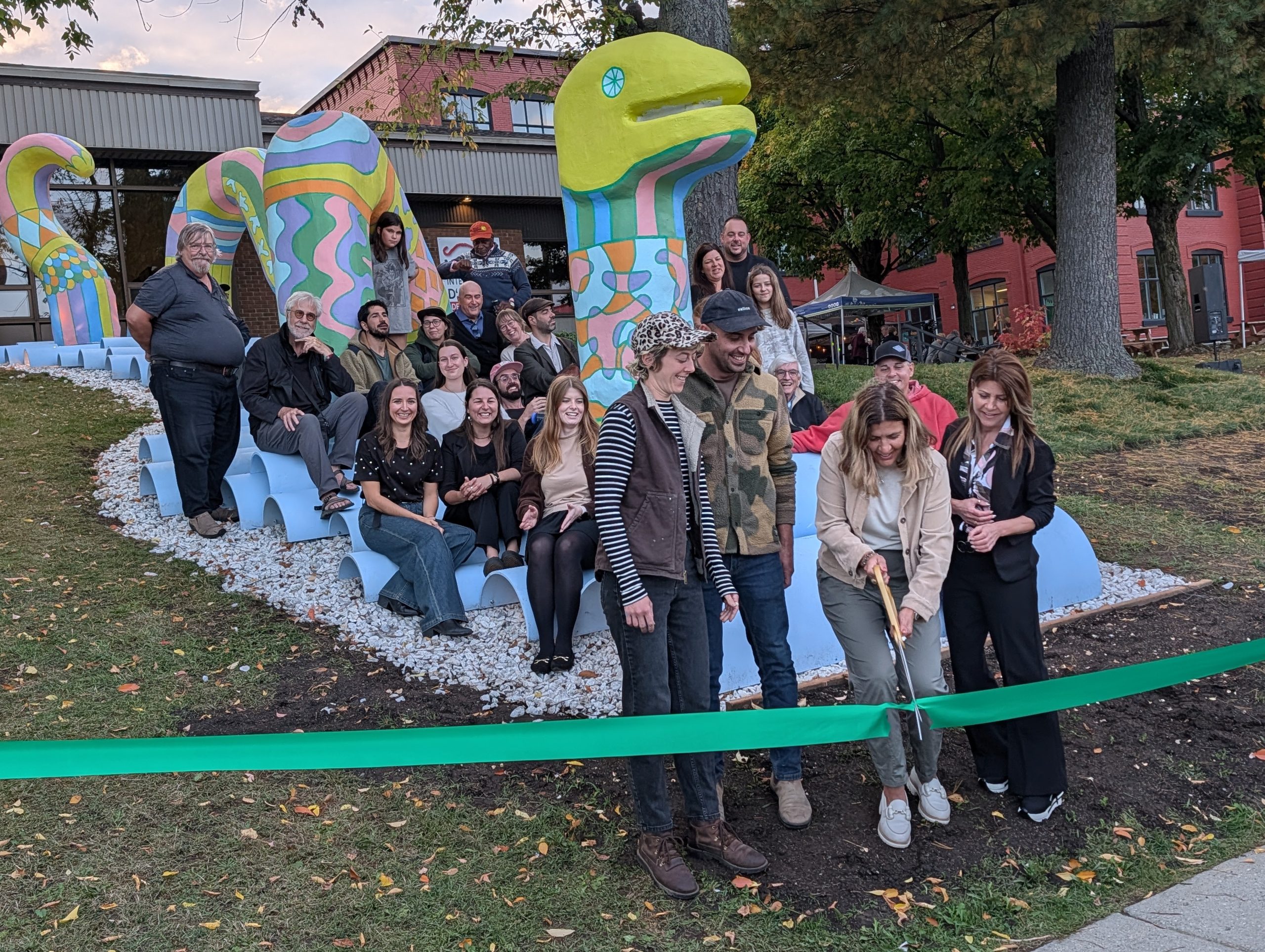 Communiqué - Inauguration des deux nouvelles œuvres d’art extérieures au Centre d’arts visuels de Magog | La population magogoise rassemblée pour l’occasion - Photo 2
