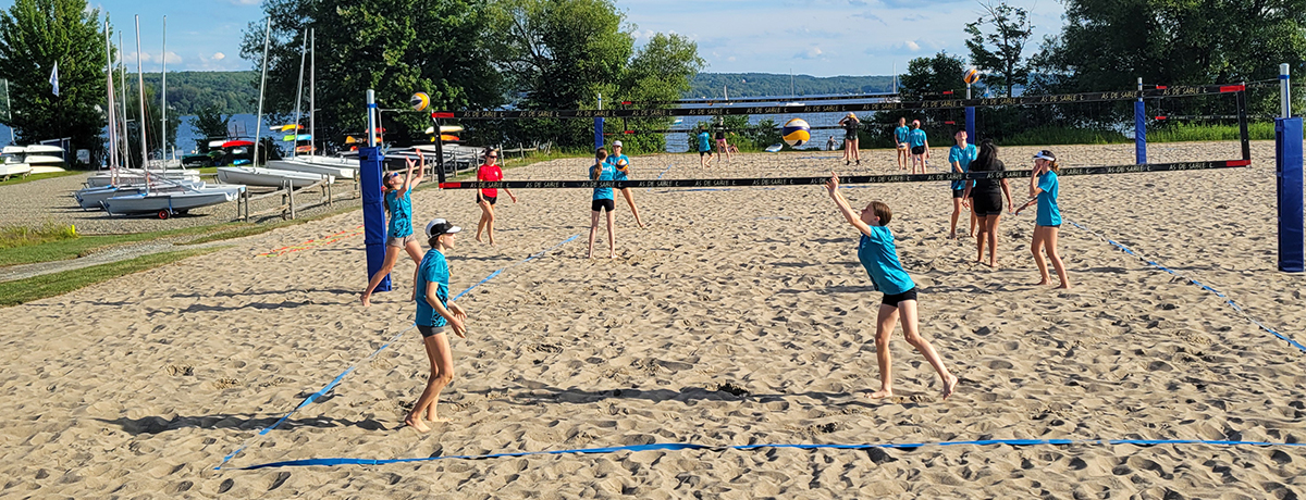 Communiqué - Magog bonifie ses installations de volleyball à la plage des Cantons avec l’ajout de 4 nouveaux terrains - 2024-07-05