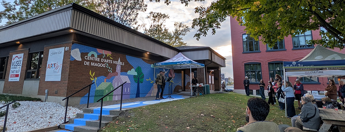 Communiqué - Inauguration des deux nouvelles œuvres d’art extérieures au Centre d’arts visuels de Magog | La population magogoise rassemblée pour l’occasion