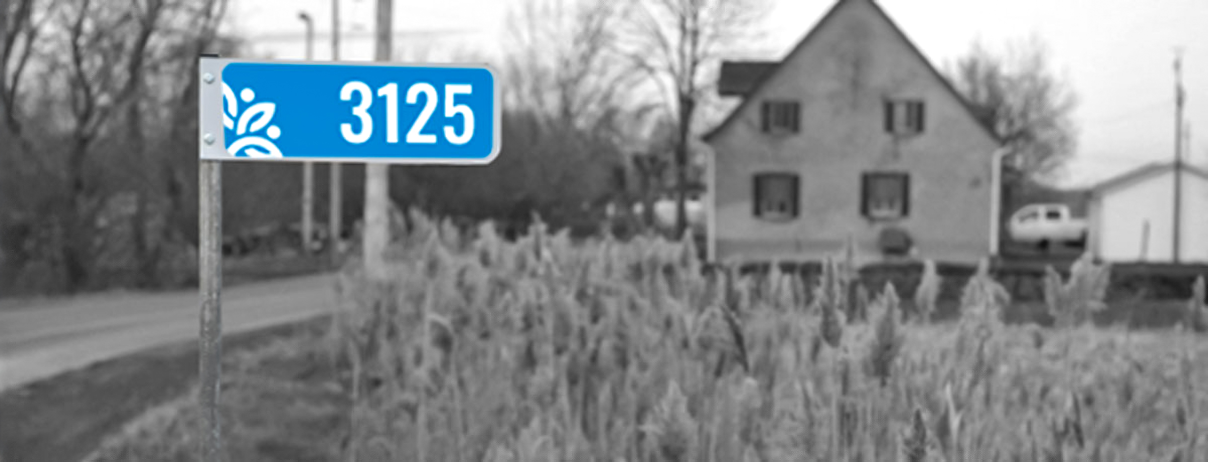 Balise de repérage indiquant les numéros civiques devant certains immeubles situés hors périmètre urbain