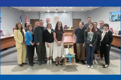 Communiqué - Remise d’une Chaise des générations au conseil municipal | Une place symbolique pour la voix des jeunes à Magog