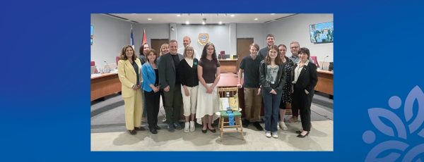 Communiqué - Remise d’une Chaise des générations au conseil municipal | Une place symbolique pour la voix des jeunes à Magog